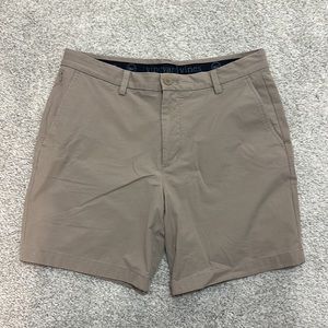 Men’s Vineyard Vines On-The-Go 7” inseam shorts Size:32 Color: Khaki